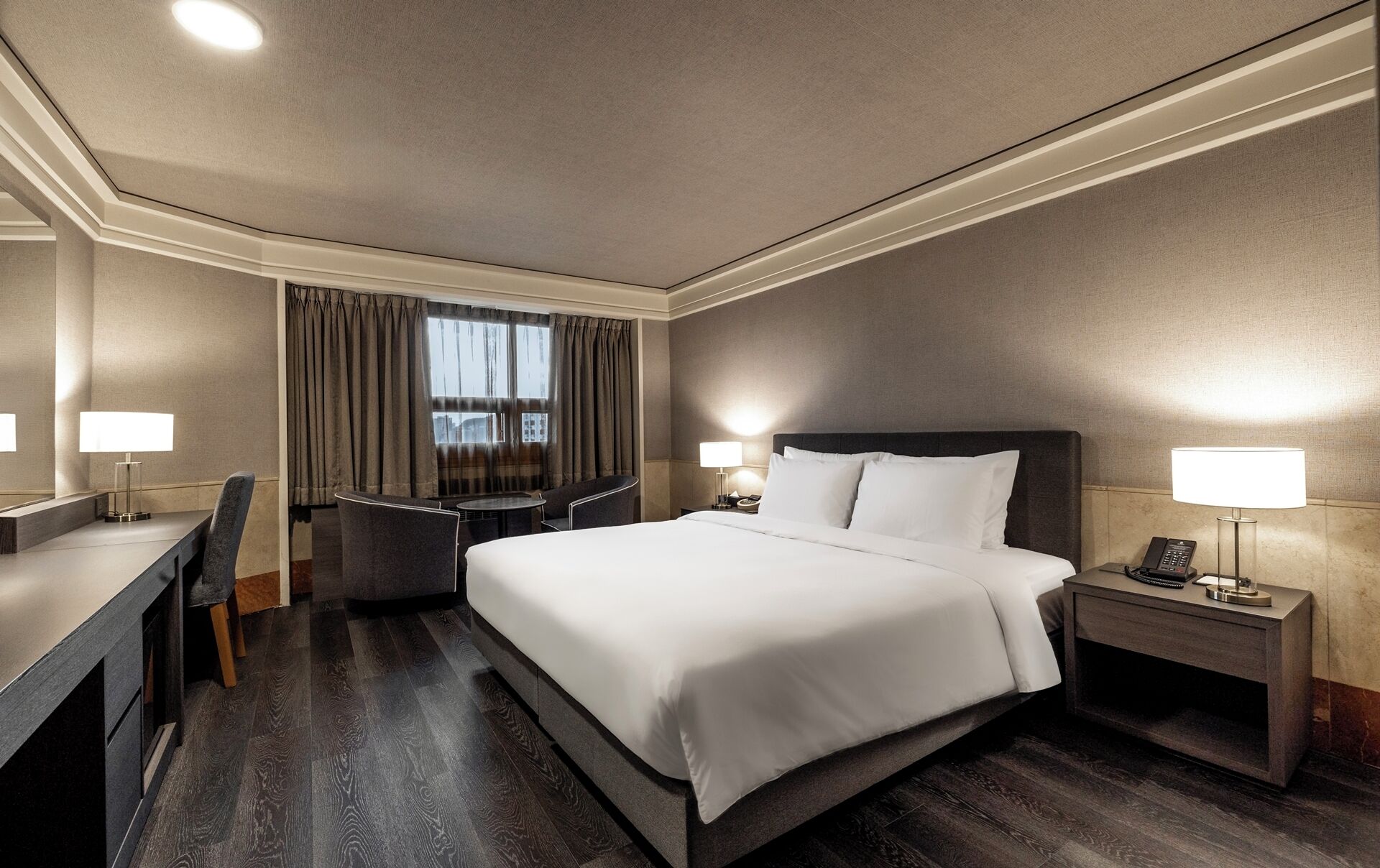 Safe på rommet, skrivebord, blendingsgardiner og lydisolert