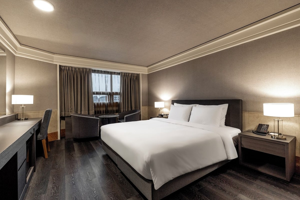 Safe på rommet, skrivebord, blendingsgardiner og lydisolert