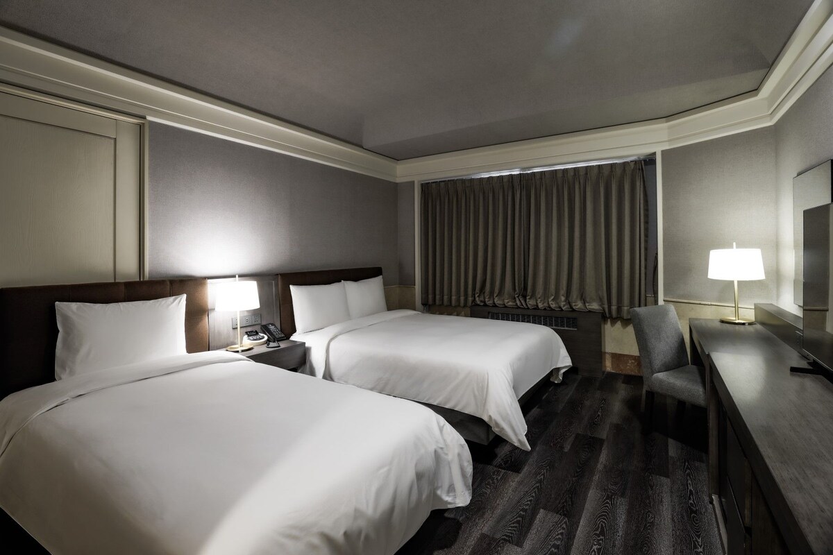 Premier Family Twin | In-room safe, desk, blackout curtains, soundproofing