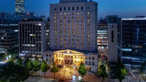 A hotel with a prominent 'Kensington' sign, multiple floors, and a well-lit entrance. - Kensington Hotel Yeouido Seoul (Seoul)