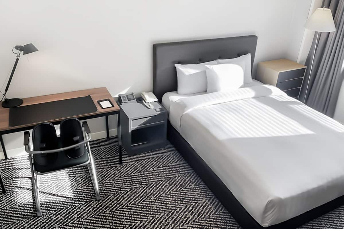 Deluxe Double Room, No View | Zimmersafe, Schreibtisch, Verdunkelungsvorhänge, schallisolierte Zimmer