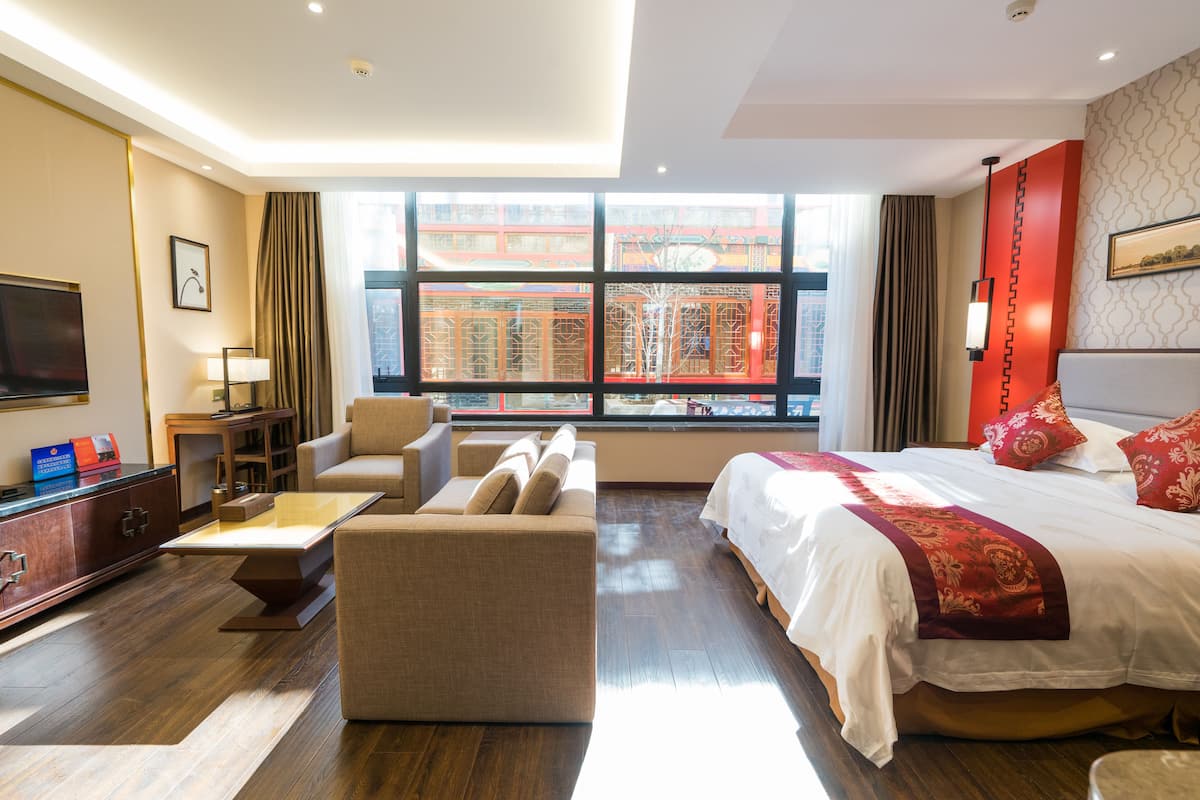 Business Classic Room | Minibar, in-room safe, desk, blackout drapes