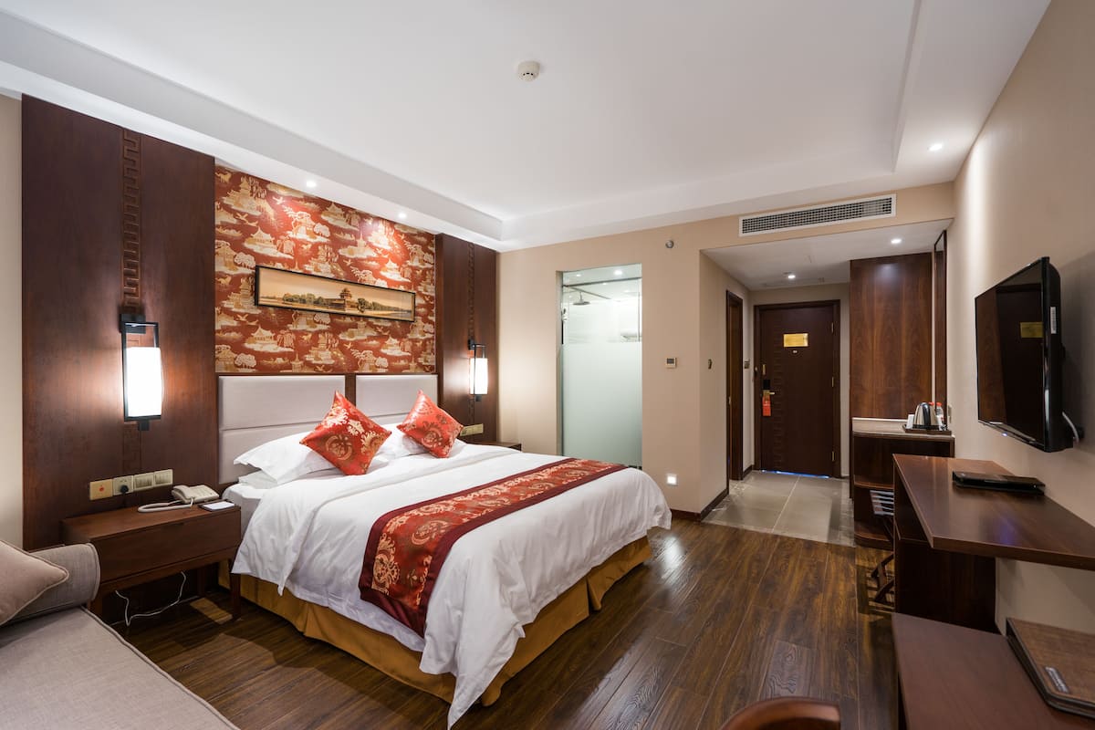 Business Deluxe King or Twin Room | Minibar, in-room safe, desk, blackout drapes