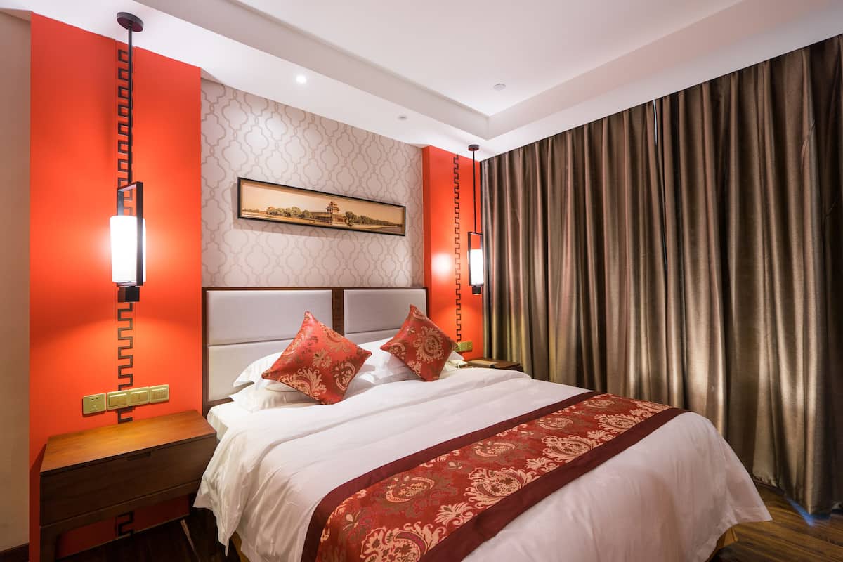Executive Deluxe Suite Room | Minibar, in-room safe, desk, blackout drapes