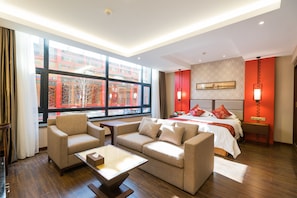 Business Classic Room | Minibar, in-room safe, desk, blackout drapes