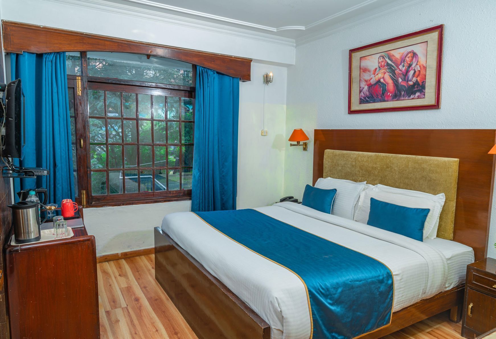 Minibar, desk, laptop workspace, free WiFi