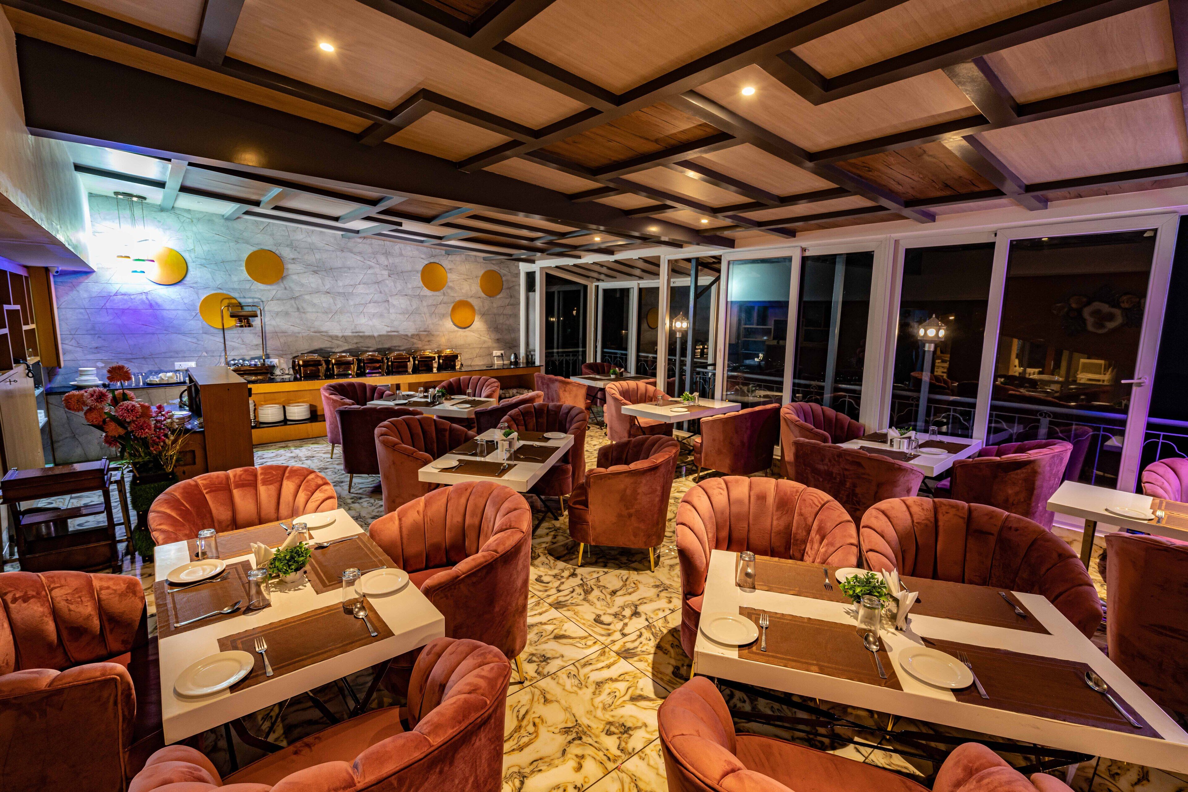 Phục vụ bữa sáng, bữa trưa và bữa tối 