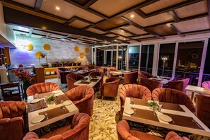 Breakfast, lunch and dinner served - Ashiana Clarks Inn, Shimla (Shimla)