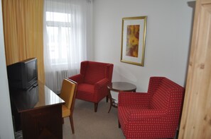 Standard-Doppelzimmer | Wohnbereich | LCD-Fernseher