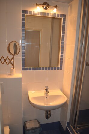 Single Room | Bathroom | Free toiletries, hair dryer, towels - Hotel Svornost (Prague)