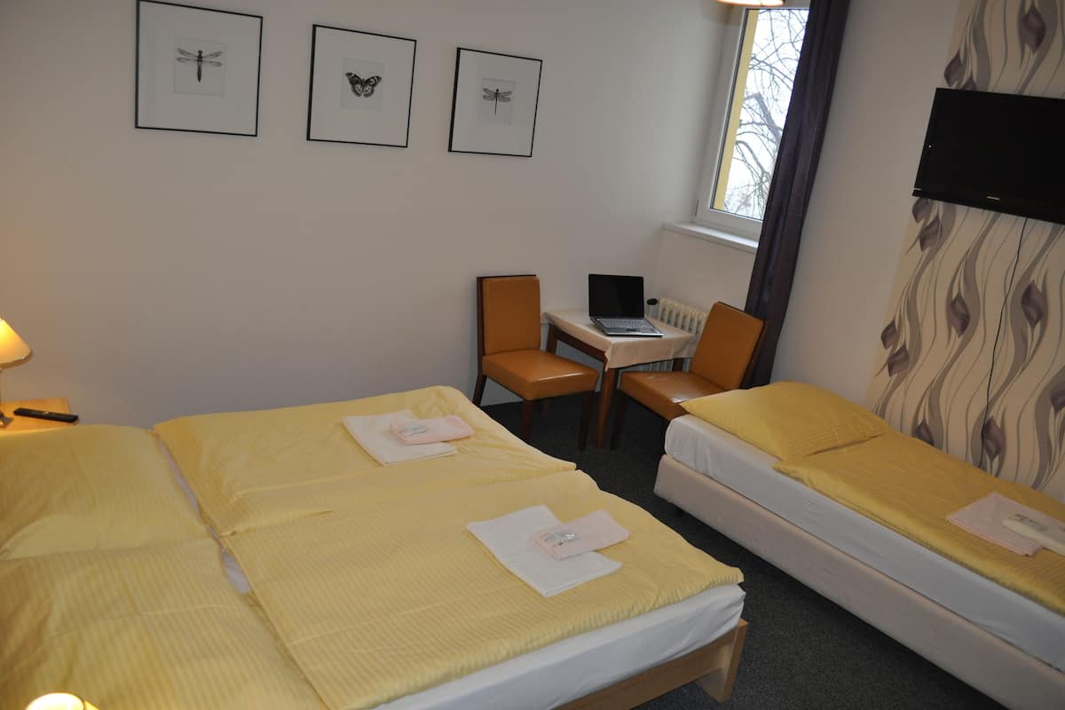 Chambre triple | 1 chambre, bureau, rideaux dâobscurcissement, accĂšs au Wi-Fi (inclus)