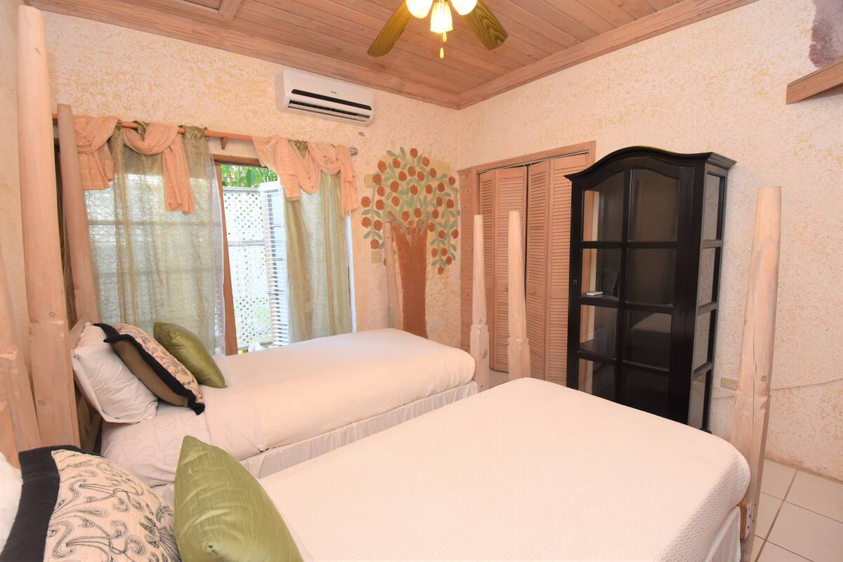 Minutes to breathtaking view- golden sun rise 2 bedrooms | 객실 내 금고, 다리미/다리미판, 유아용 침대, 간이 침대