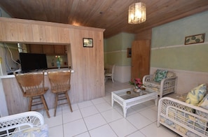 Exceptional Memories- Footprints away from the beach with Balcony | Wohnbereich