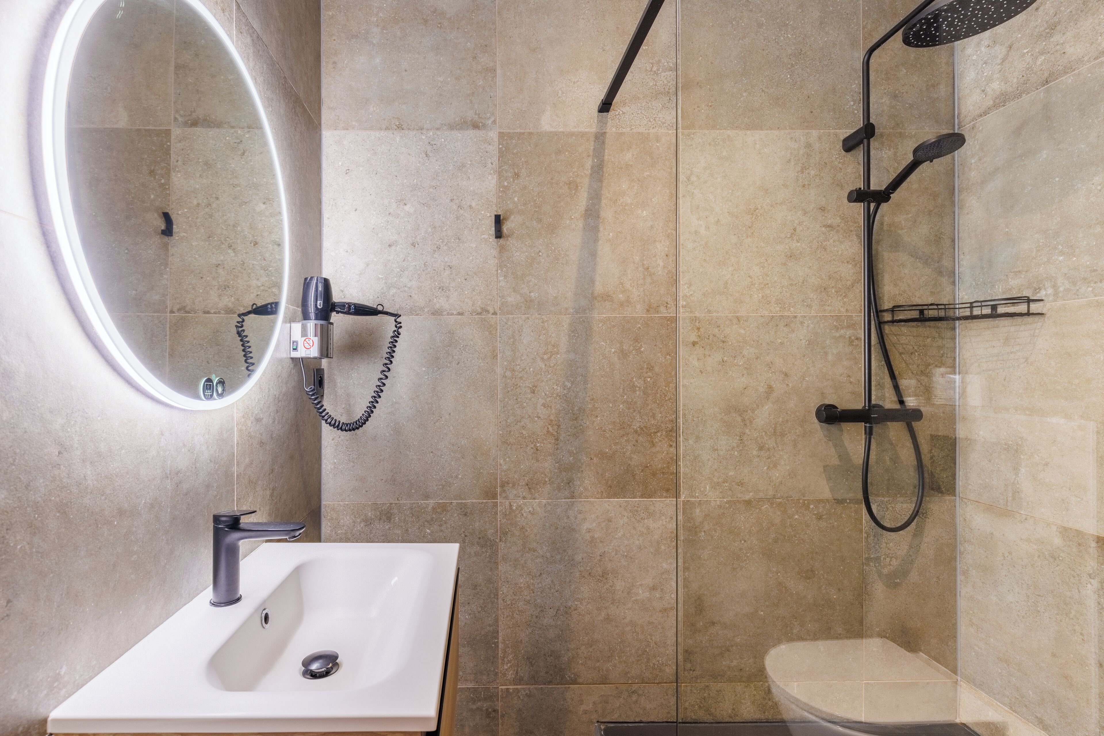 triple room | bathroom | shower, free toiletries, hair dryer, towels