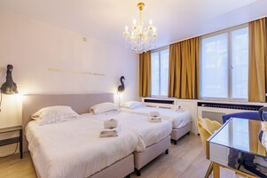 Caja de seguridad en la habitación, escritorio y cortinas blackout 