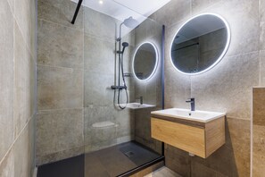 Penta Room  | Bad | Dusj, toalettartikler (inkludert), hårføner og håndklær