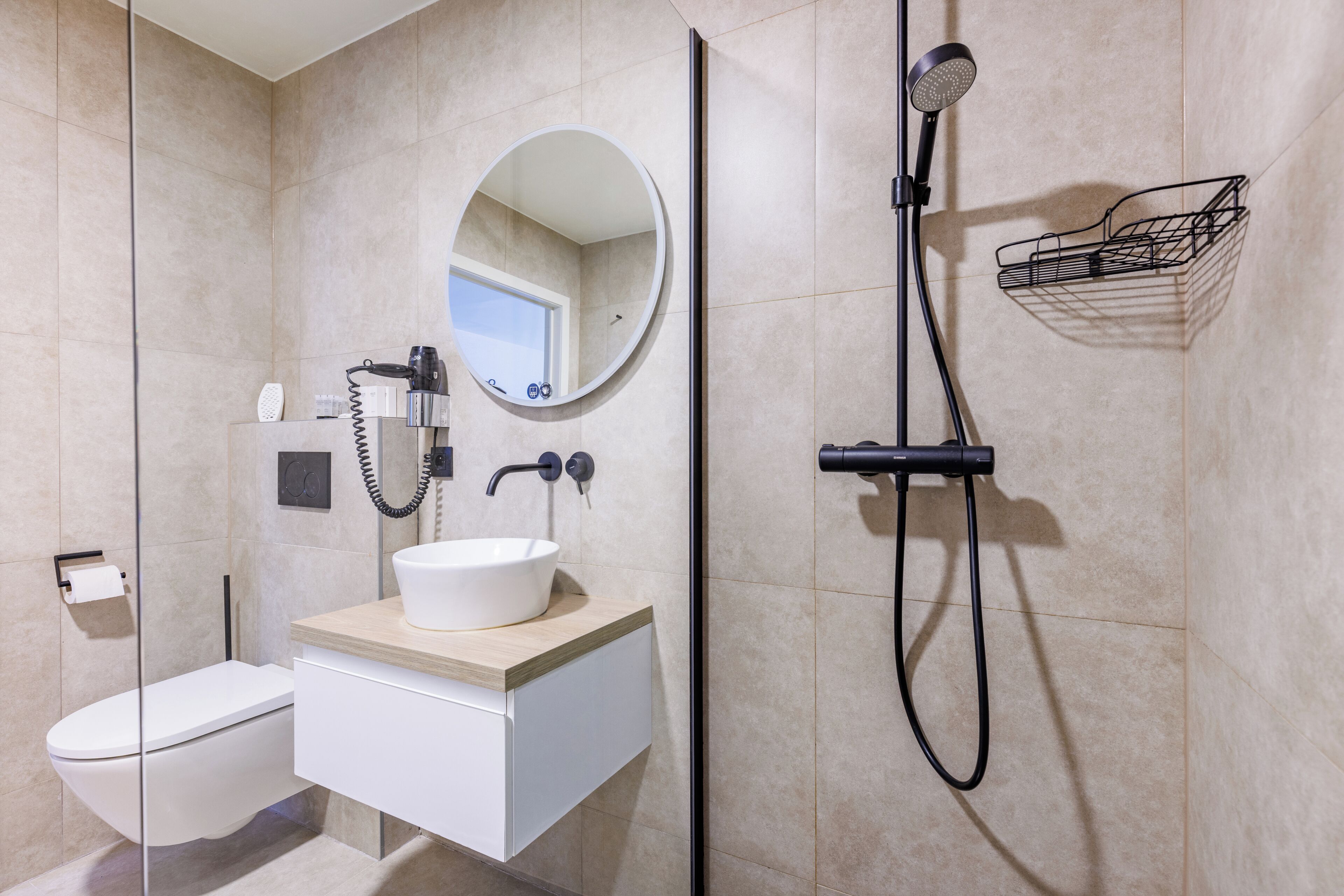 family quadruple room | bathroom | shower, free toiletries, hair dryer, towels