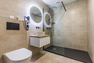 Ducha, artículos de tocador gratuitos, secador de pelo, toallas