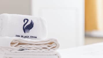 Een kluis op de kamer, een bureau, verduisterende gordijnen