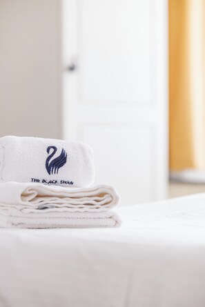 Safe på rommet, skrivebord, blendingsgardiner og strykejern/-brett