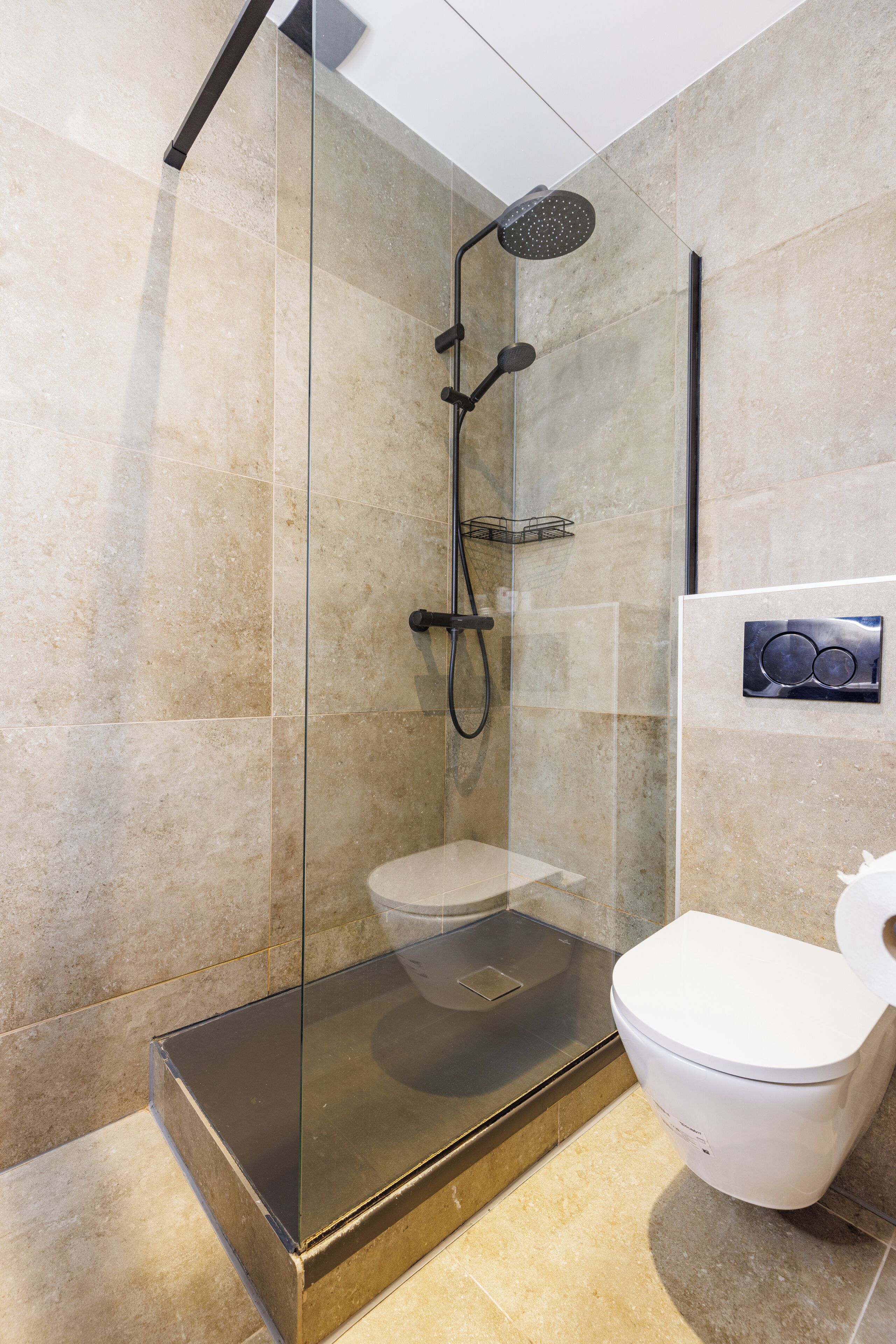 triple room | bathroom | shower, free toiletries, hair dryer, towels