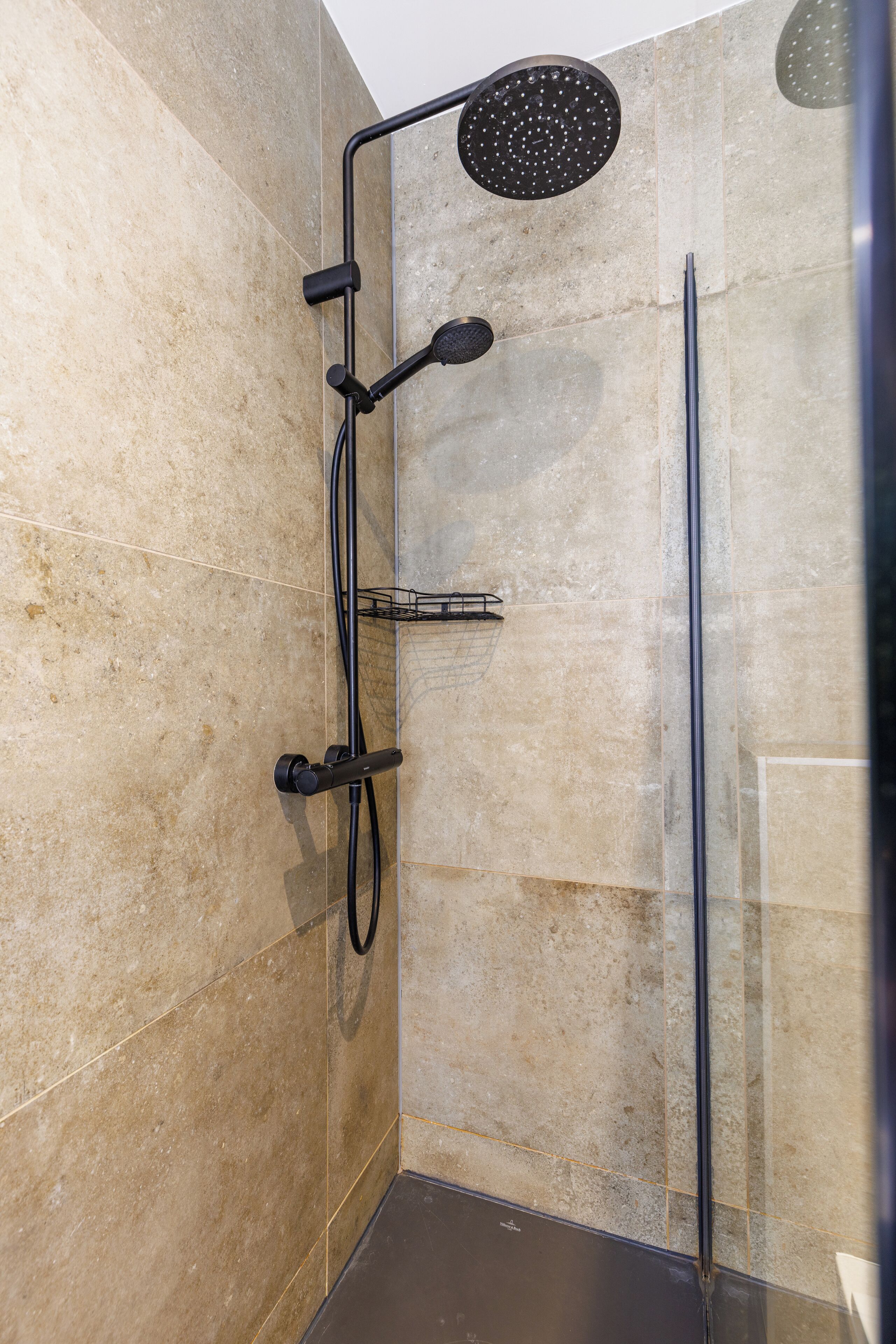 triple room | bathroom | shower, free toiletries, hair dryer, towels