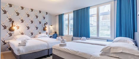 Habitación cuádruple familiar | Caja fuerte, escritorio, cortinas opacas y tabla de planchar con plancha