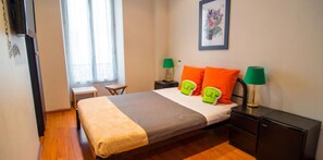 Minibar, in-room safe, desk, soundproofing - Hostel & Hotel Meyerbeer Beach (Nice)