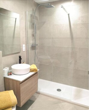 Shower, hair dryer, towels - Hostel & Hotel Meyerbeer Beach (Nice)
