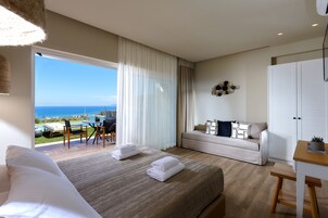 Cofres nos quartos, cortinas blackout, ferros/tábuas de passar roupa