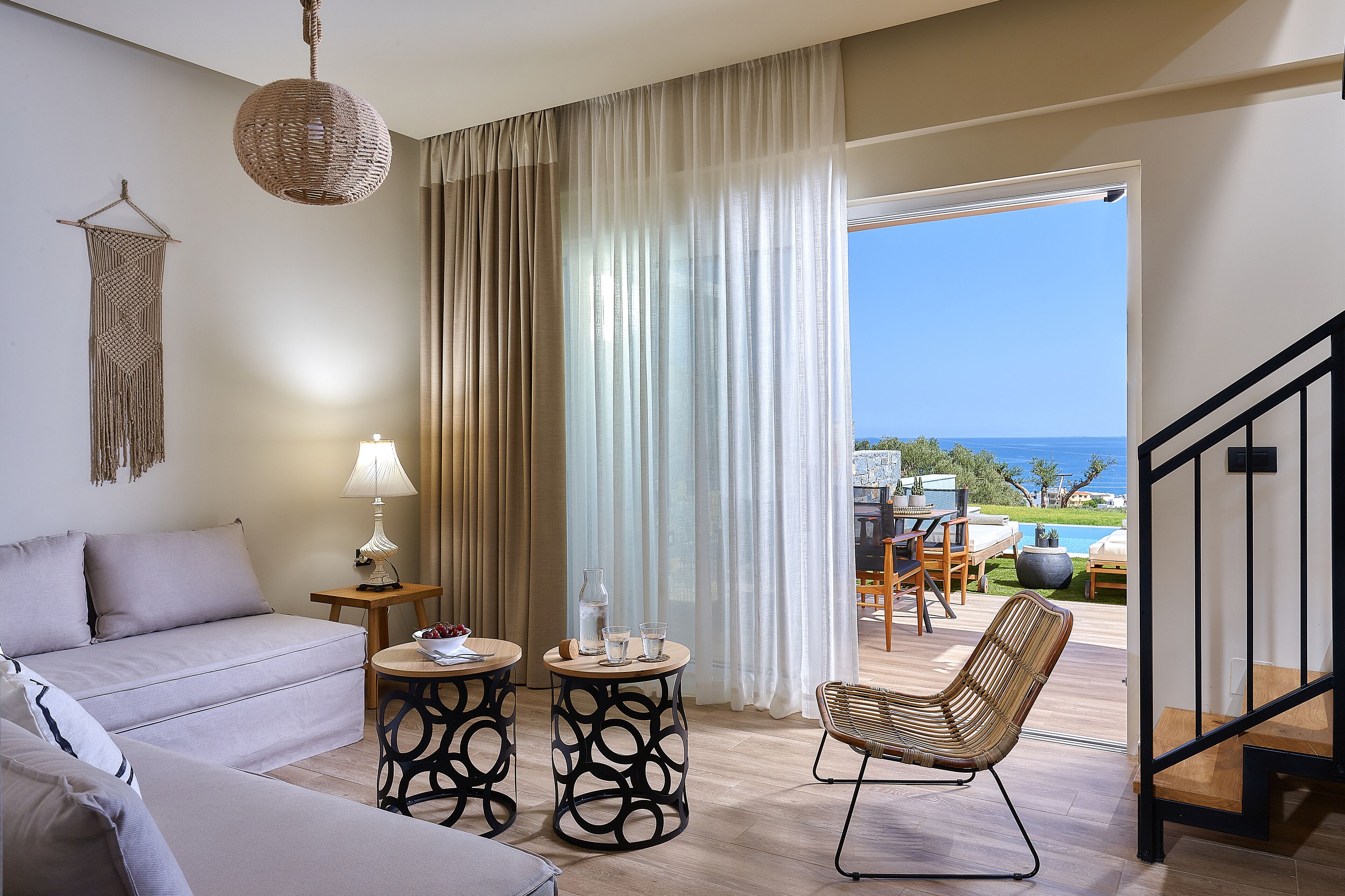 Dúplex Deluxe, piscina privada, vistas al mar | Zona de estar | Televisión de pantalla plana de 37 pulgadas con canales por satélite