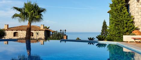 3 albercas al aire libre y camastros