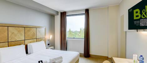 Caja de seguridad en la habitación y escritorio