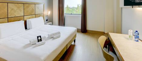 Dobbeltrom, ikke-røyk | Safe på rommet, skrivebord, lydisolert og wi-fi (inkludert)