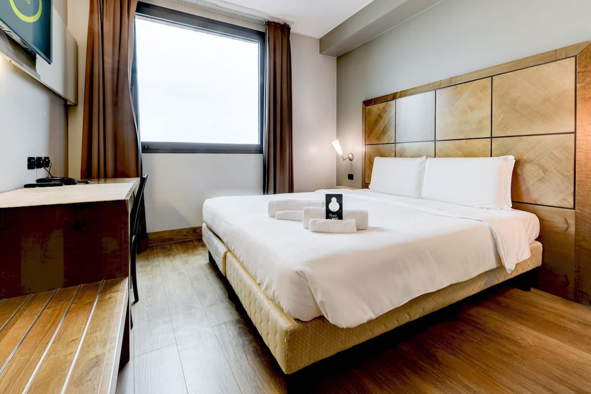 Habitación triple superior, no fumadores | Caja fuerte, escritorio, sistema de insonorización y wifi gratis