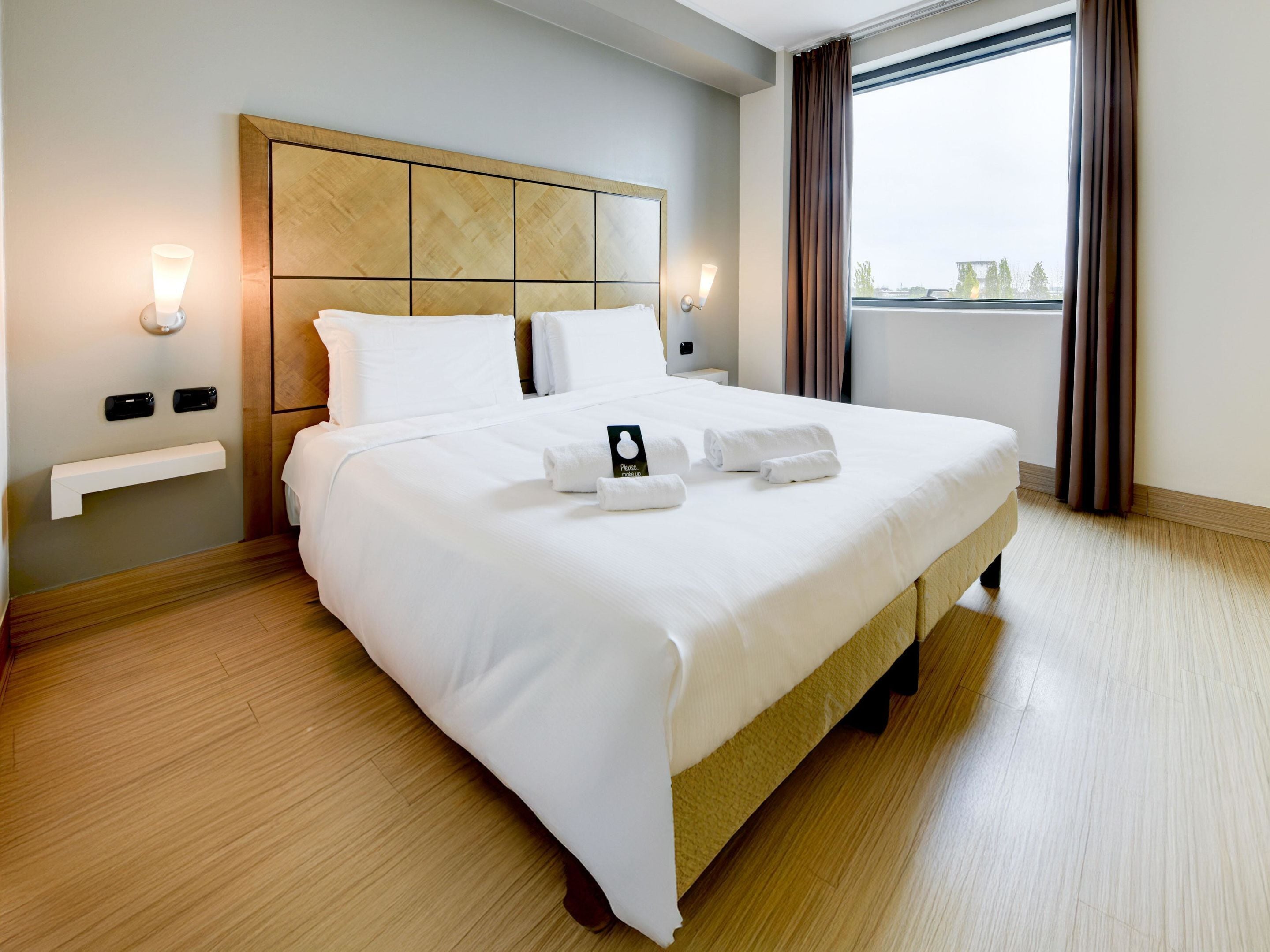 Double Room, Non Smoking | In-room safe, desk, soundproofing, free WiFi