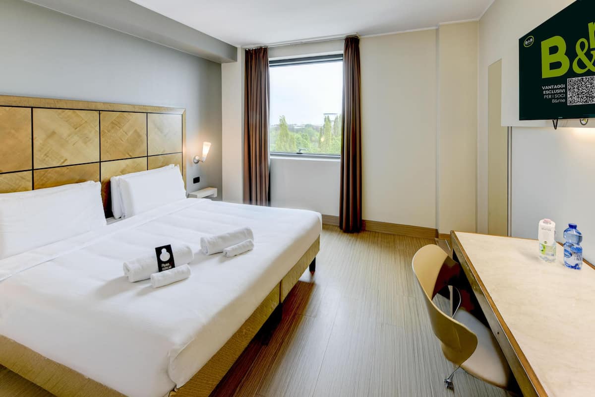 In-room safe, desk, soundproofing, free WiFi