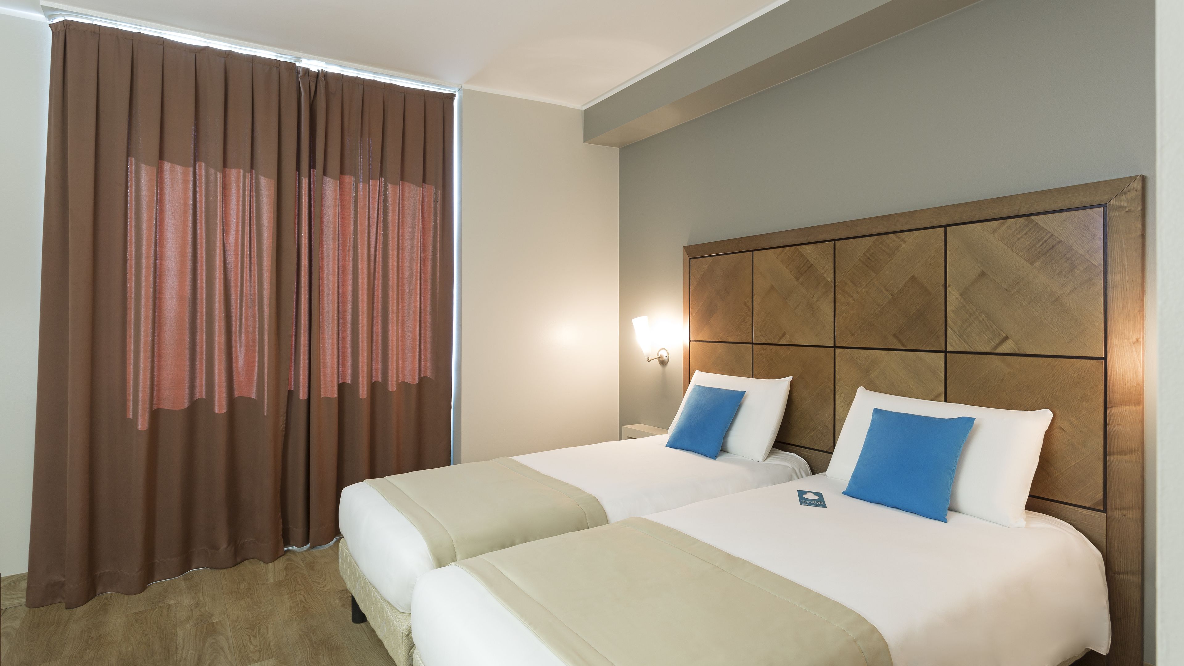 Habitación con 2 camas individuales, accesible para personas con discapacidad, no fumadores | Caja fuerte, escritorio, sistema de insonorización y wifi gratis