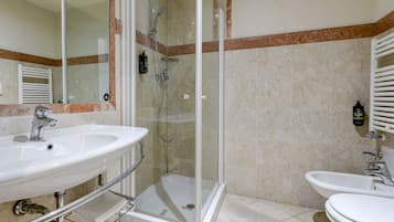 Ducha, secador de pelo, bidet, toallas