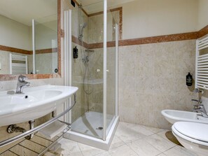 Shower, hair dryer, bidet, towels - B&B Hotel Padova (Padova)