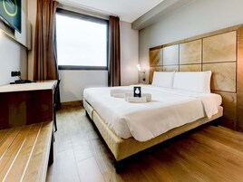 Superior Double Room, Non Smoking | In-room safe, desk, soundproofing, free WiFi