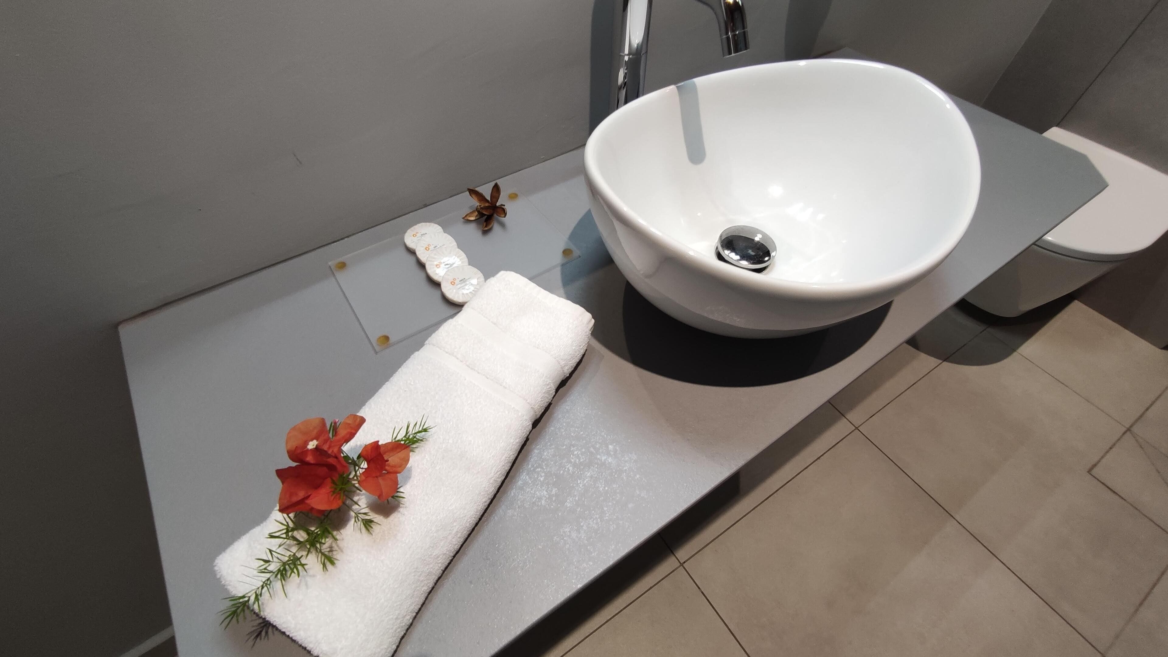 family studio, kitchenette (40 m2) | bathroom | shower, free toiletries, towels