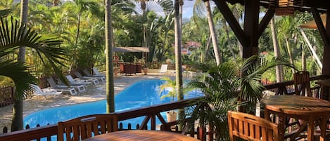 Se sirven desayunos y cocina regional (con vistas a la piscina)