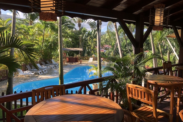 Se sirven desayunos y almuerzos; cocina regional; junto a la piscina