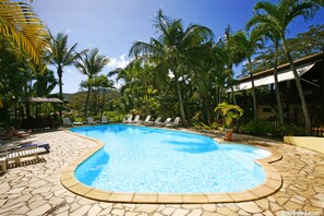 Outdoor pool, pool loungers - Habitation Grande Anse (Deshaies)