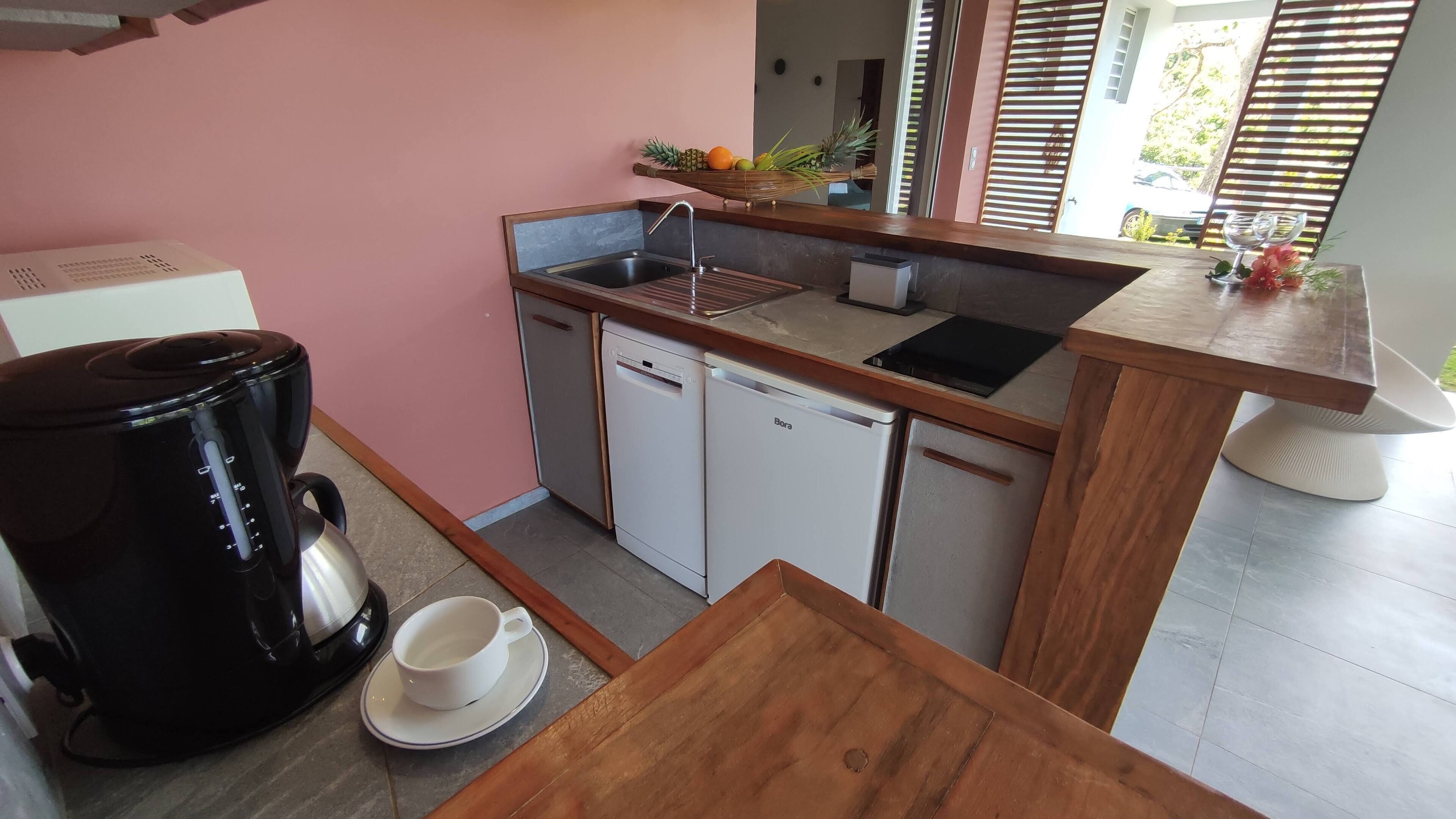 panoramic suite, kitchenette, sea view | private kitchen | fridge, microwave, electric kettle, cleaning supplies