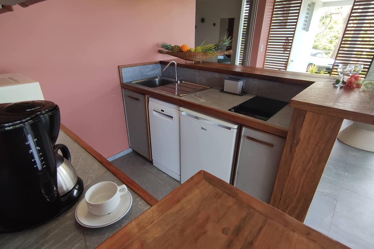 panoramic suite, kitchenette, sea view | private kitchen | fridge, microwave, electric kettle, cleaning supplies