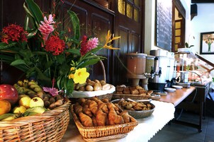 Una mesa de buffet con diferentes tipos de comida y una decoración floral.