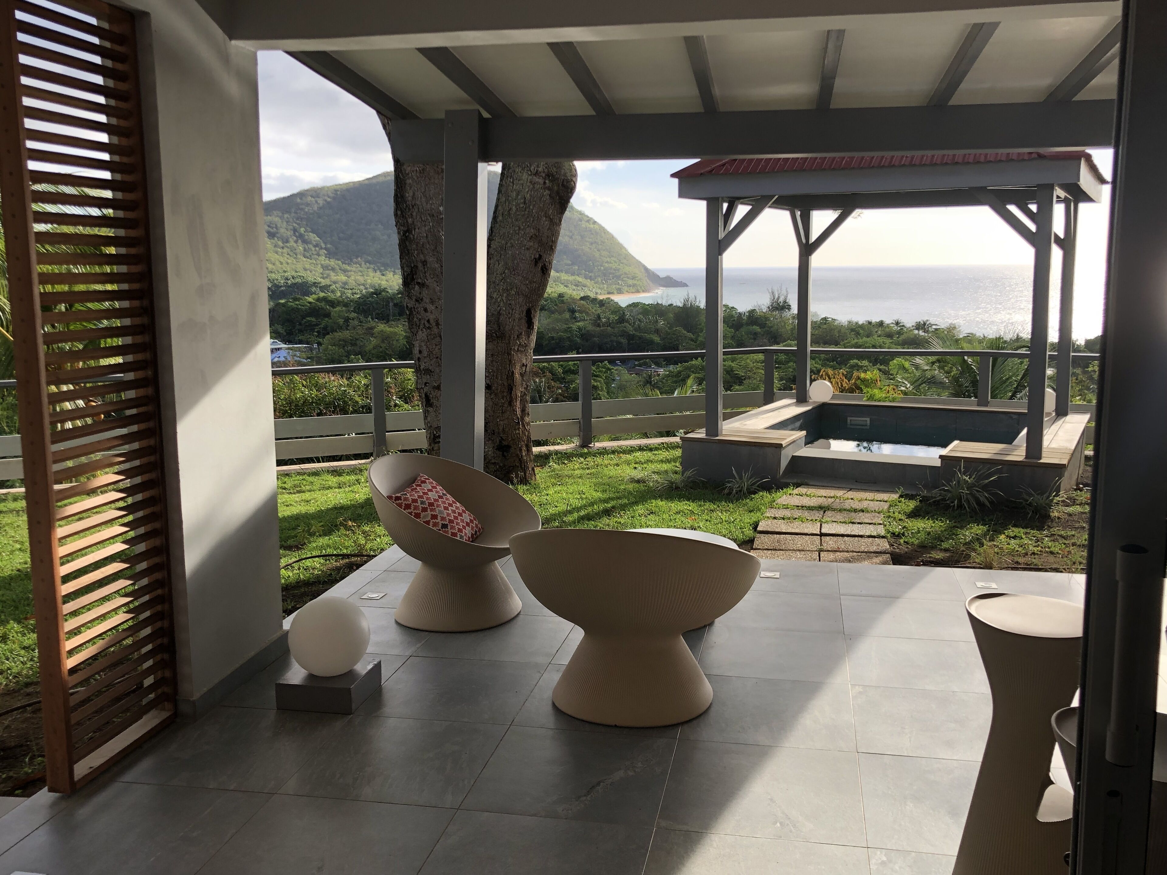 Suite Panoramique, coin cuisine, vue mer | Coin séjour | Télévision à écran plat de 32 pouces avec chaînes par satellite