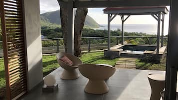 Suite Panoramique, coin cuisine, vue mer | Coin séjour | Télévision à écran plat de 32 pouces avec chaßnes par satellite